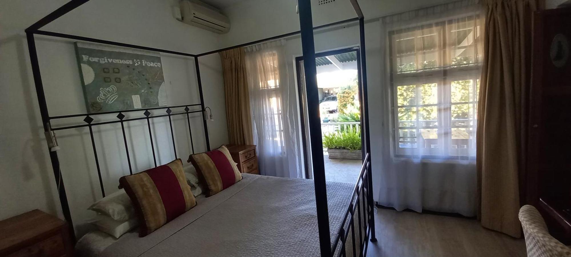 Beit Shalom Before Known As Best Little Guesthouse Oudtshoorn Eksteriør bilde